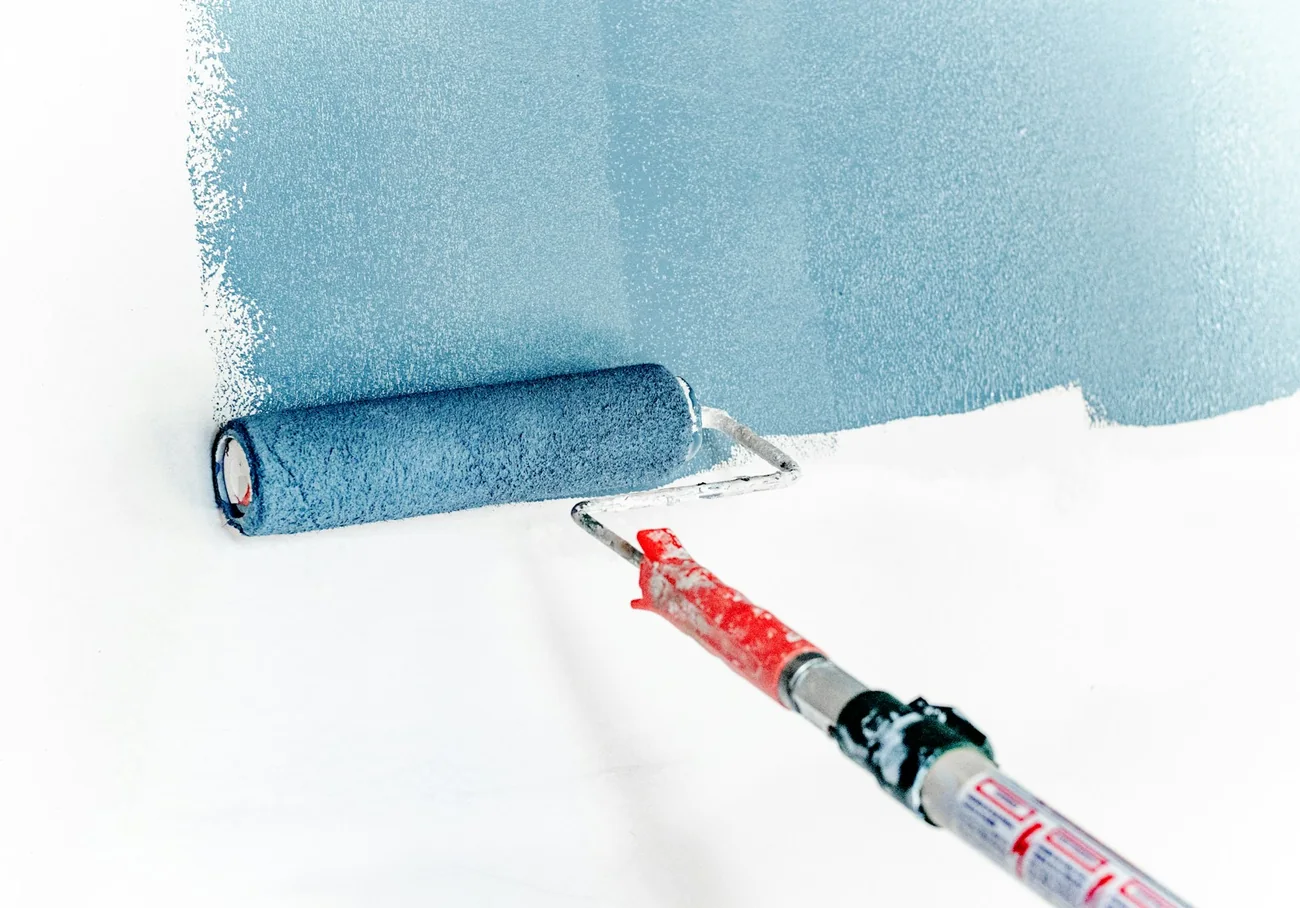 Painter maintaining a wet edge while back-rolling exterior stucco